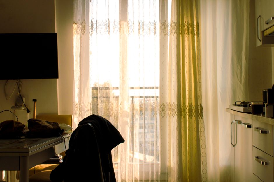 Okergele gordijnen in warme herfstwoonkamer. Okergele gordijnen in warme herfstwoonkamer.